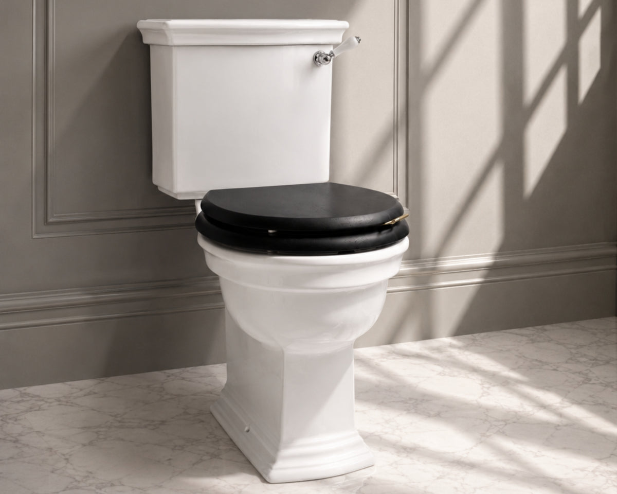Klassisk gulvstående toilet med sort træsæde i engelsk stil – Devon&Devon hos DSL Studio