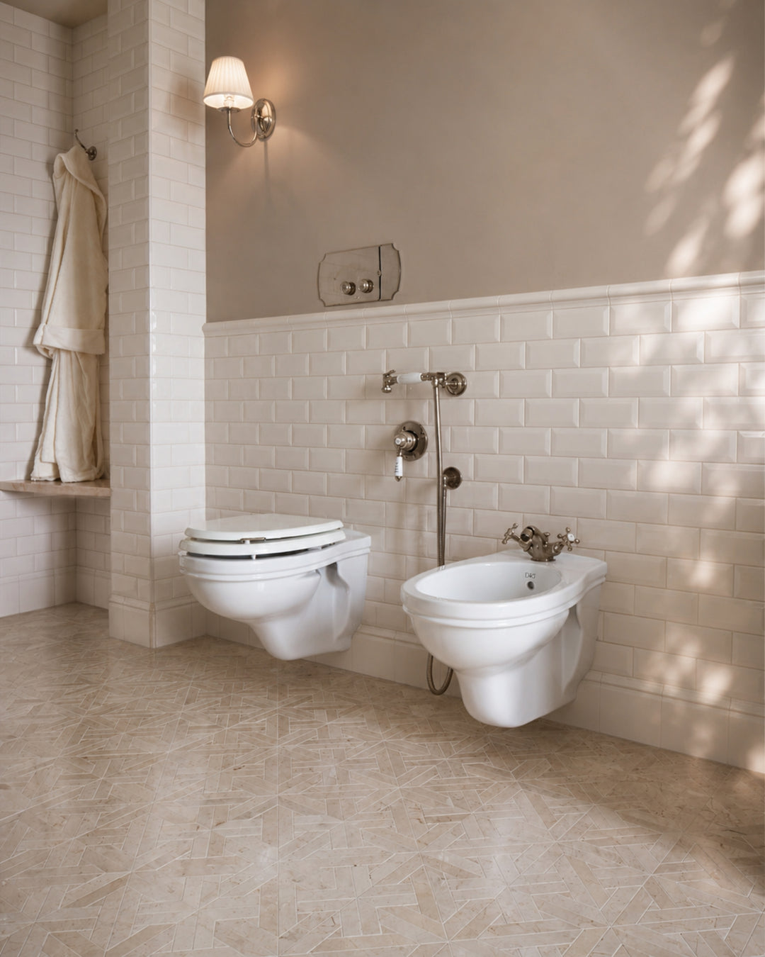 Rose væghængt toilet og bidet i beige badeværelse – Devon&Devon
