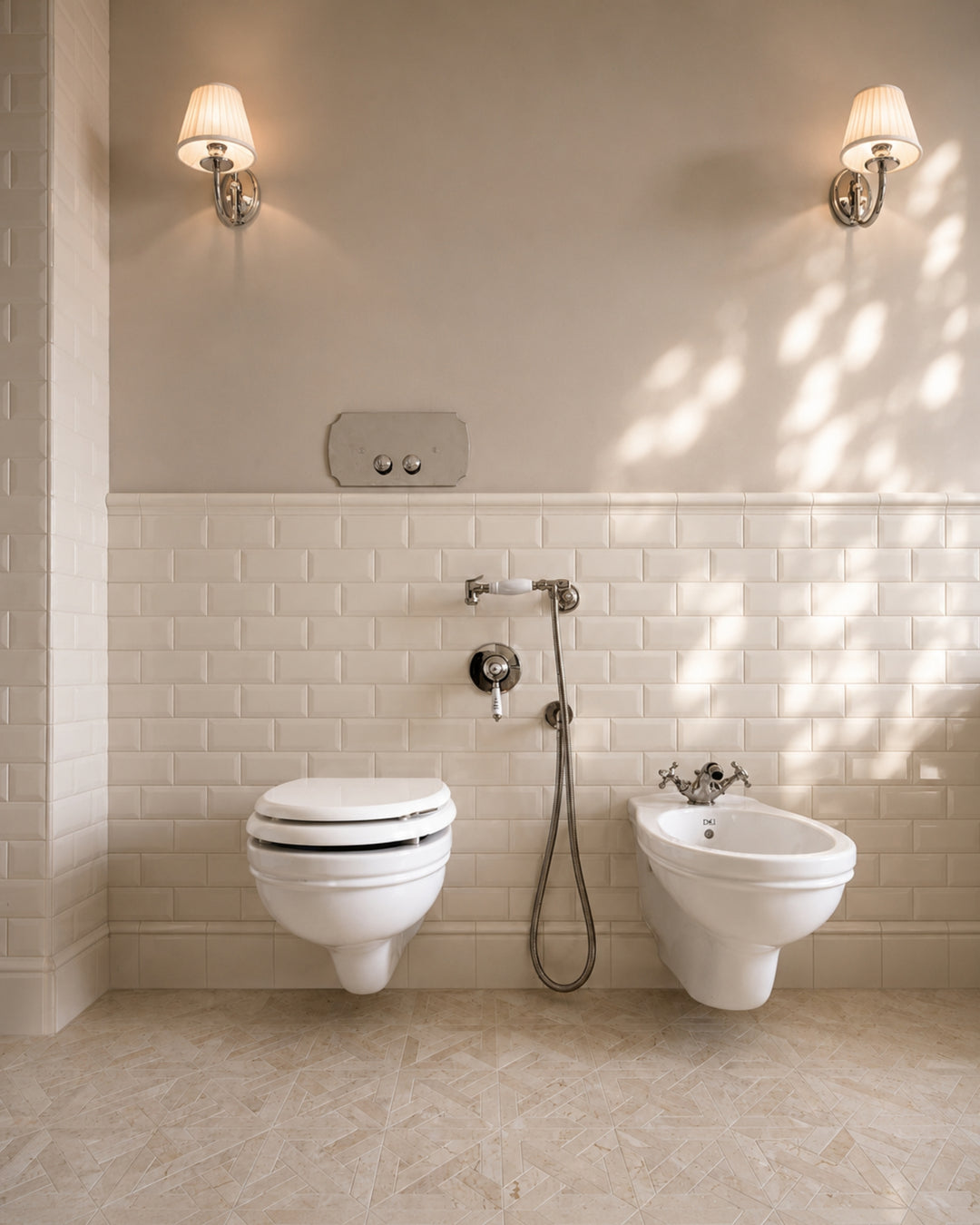 Rose væghængt toilet og bidet med hvide metrofliser – Devon&Devon