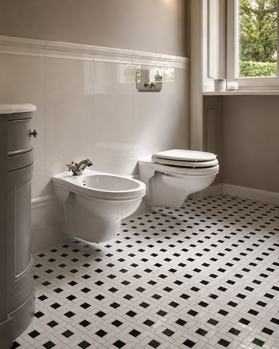 Rose væghængt toilet og bidet med sort-hvidt mønstergulv – Devon&Devon