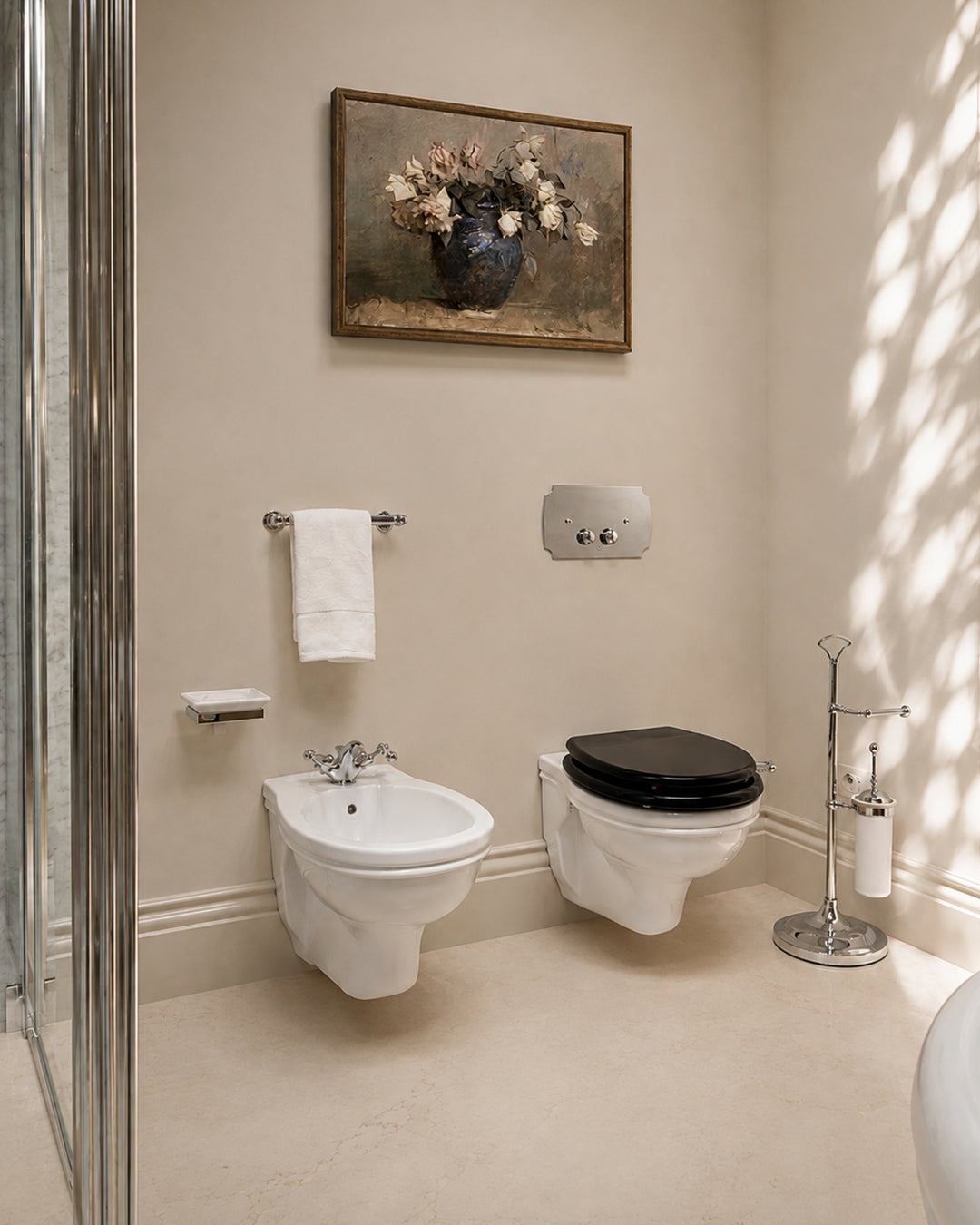 Rose væghængt toilet og bidet i klassisk badeværelse – Devon&Devon