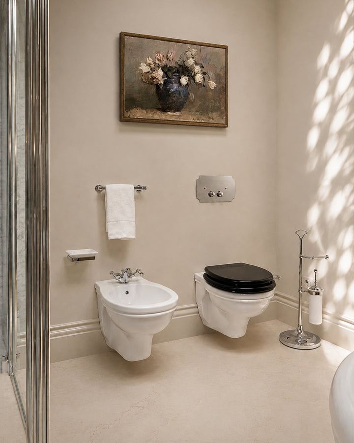 Rose væghængt toilet og bidet i klassisk badeværelse – Devon&Devon