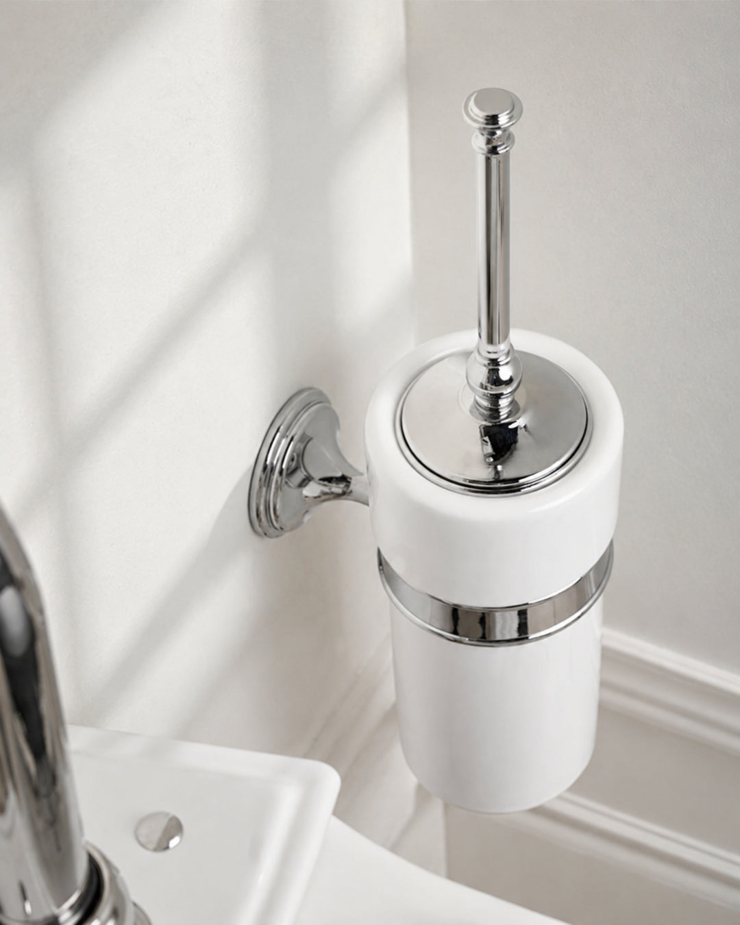 Kalos toiletbørsteholder til væg i massiv messing – Devon&Devon
