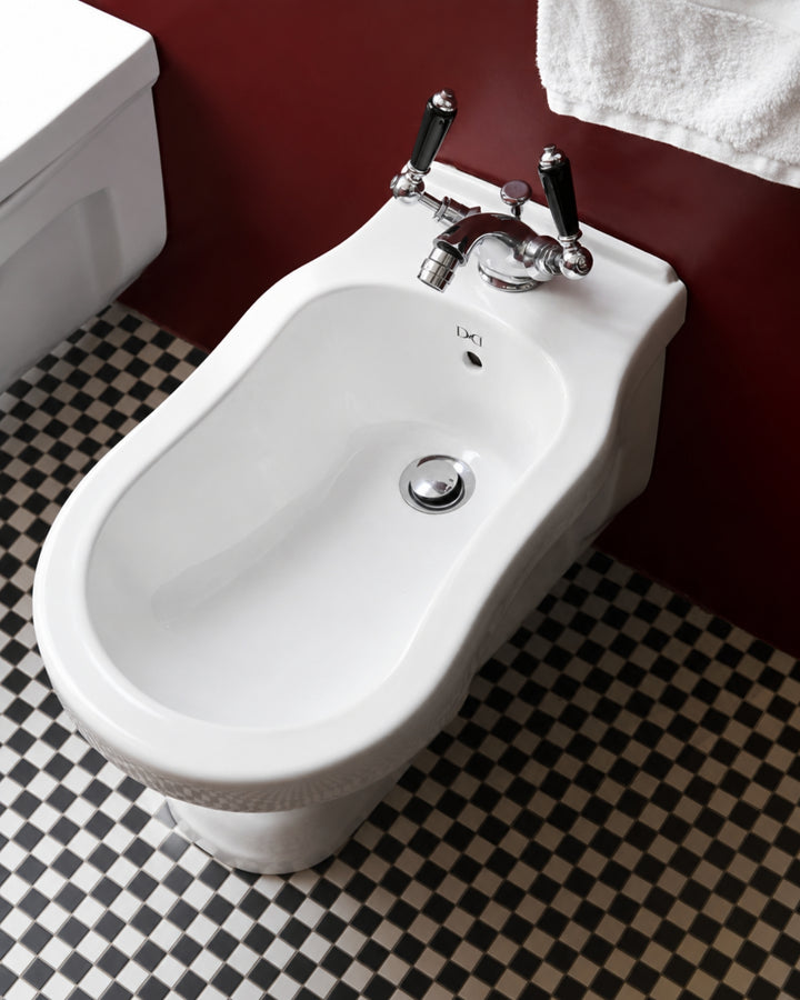 Blues væghængt bidet set fra siden i keramik