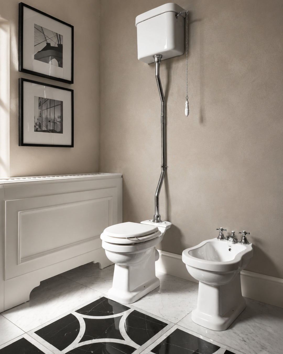 Blues gulvstående bidet set fra siden i keramik
