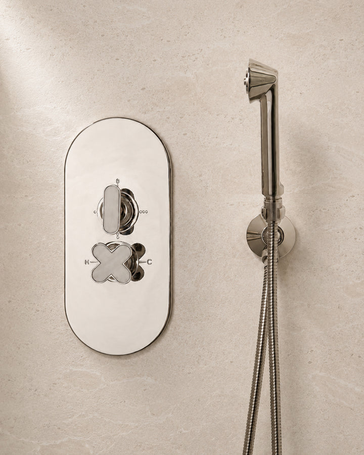 Twenties termostatarmatur med krydsgreb i Calacatta Oro – Devon&Devon