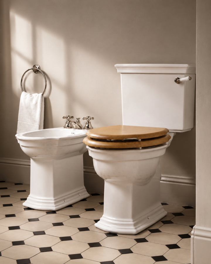 Heritage ottekantet gulv i hvid med sorte cabochon-indsæt og klassisk gulvtoilet – Devon&Devon