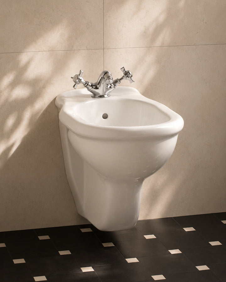 Heritage sort 15×15 gulv med hvide cabochon-indsæt og gulvstående bidet – Devon&Devon
