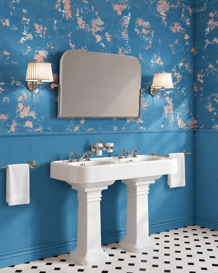 Devon&Devon Echo tapet i lyseblå med boiserie-panel fra Style Office-kollektionen