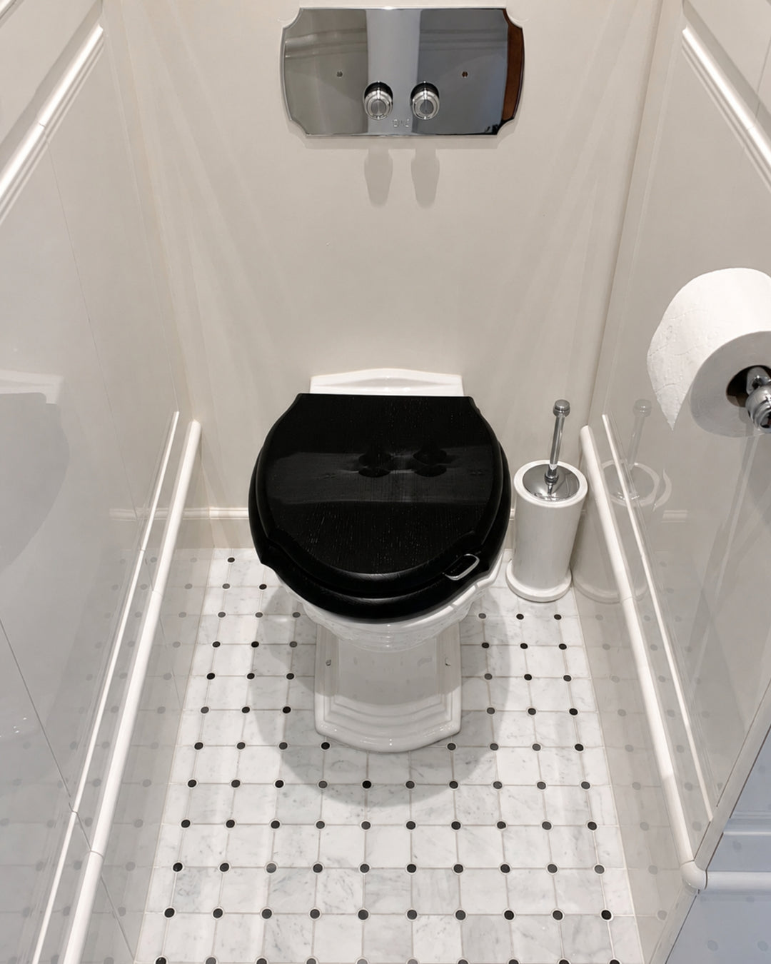 Elite 1 marmormosaik i Bianco Carrara og Nero Marquinha – interiør – Devon&Devon
