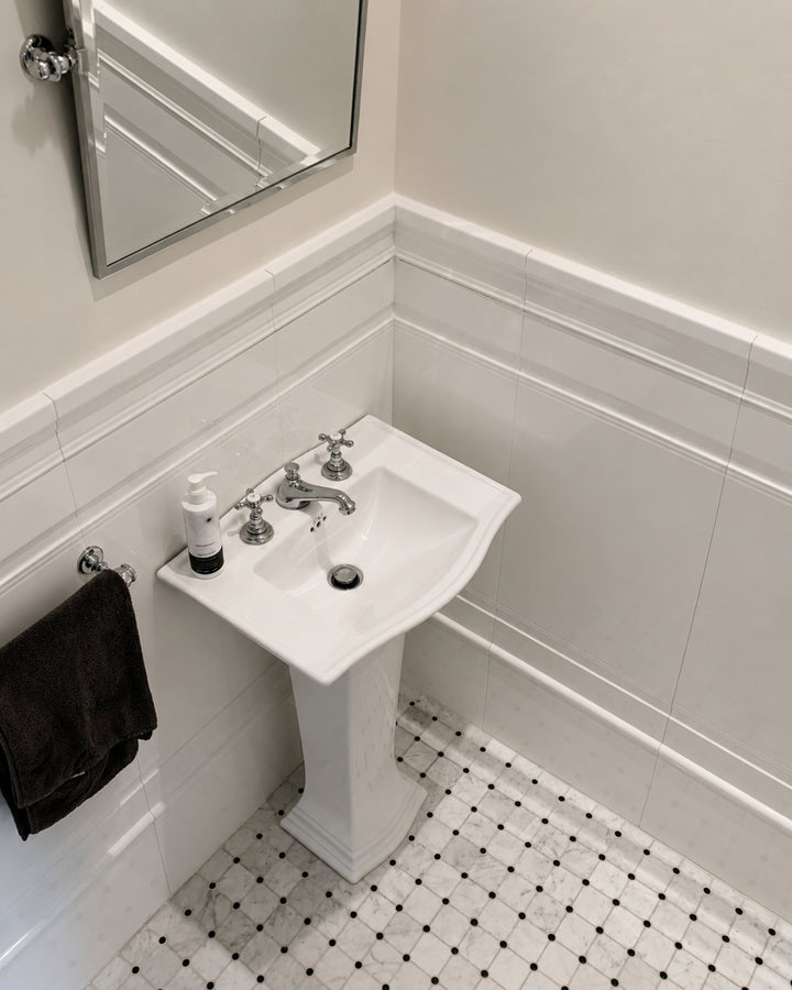 Elite 1 marmormosaik i Bianco Carrara og Nero Marquinha – interiør – Devon&Devon