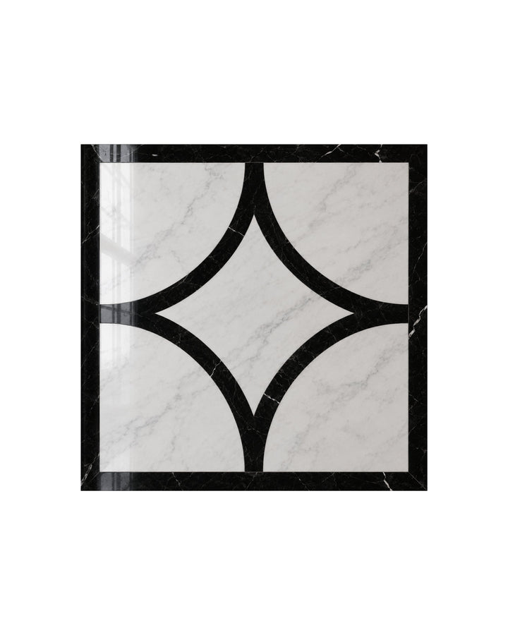 Prestige 3 marmorflise i Bianco Carrara og Nero Marquinha, 60×60 cm – Devon&Devon