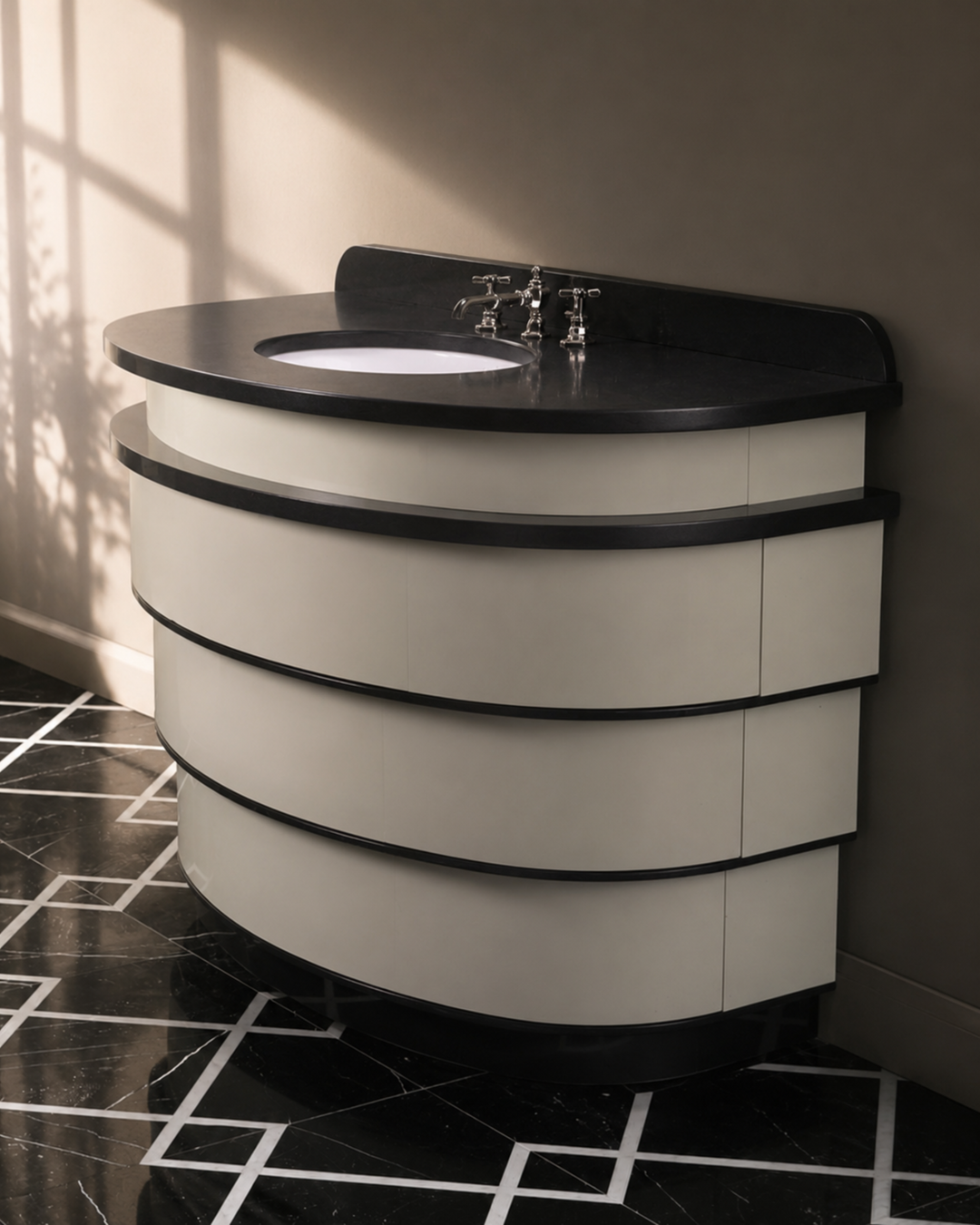 Summertime vaskemøbel i glanslakeret træ med marmorplade fra Devon&Devon