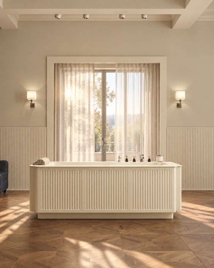The Thirties fritstående badekar i White Tec Plus i badeværelsesmiljø – Devon&Devon