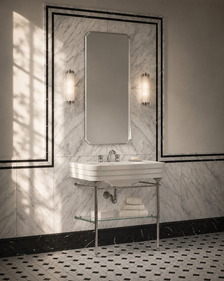 Versailles Boiserie marmorpaneler med konsolvask og mønstergulv – Devon&Devon