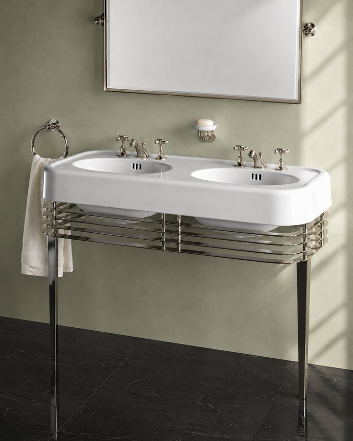 Wide Blues konsol med metalstel og dobbelt keramisk vask fra Devon&Devon