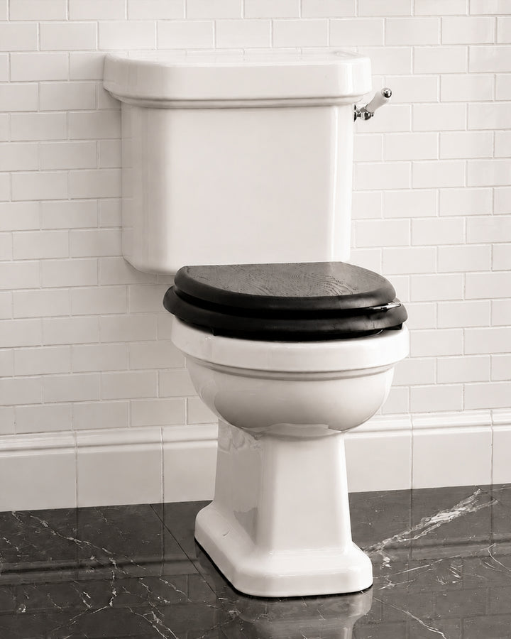 Blues toiletskål og cisterne i hvid keramik fra Devon&Devon