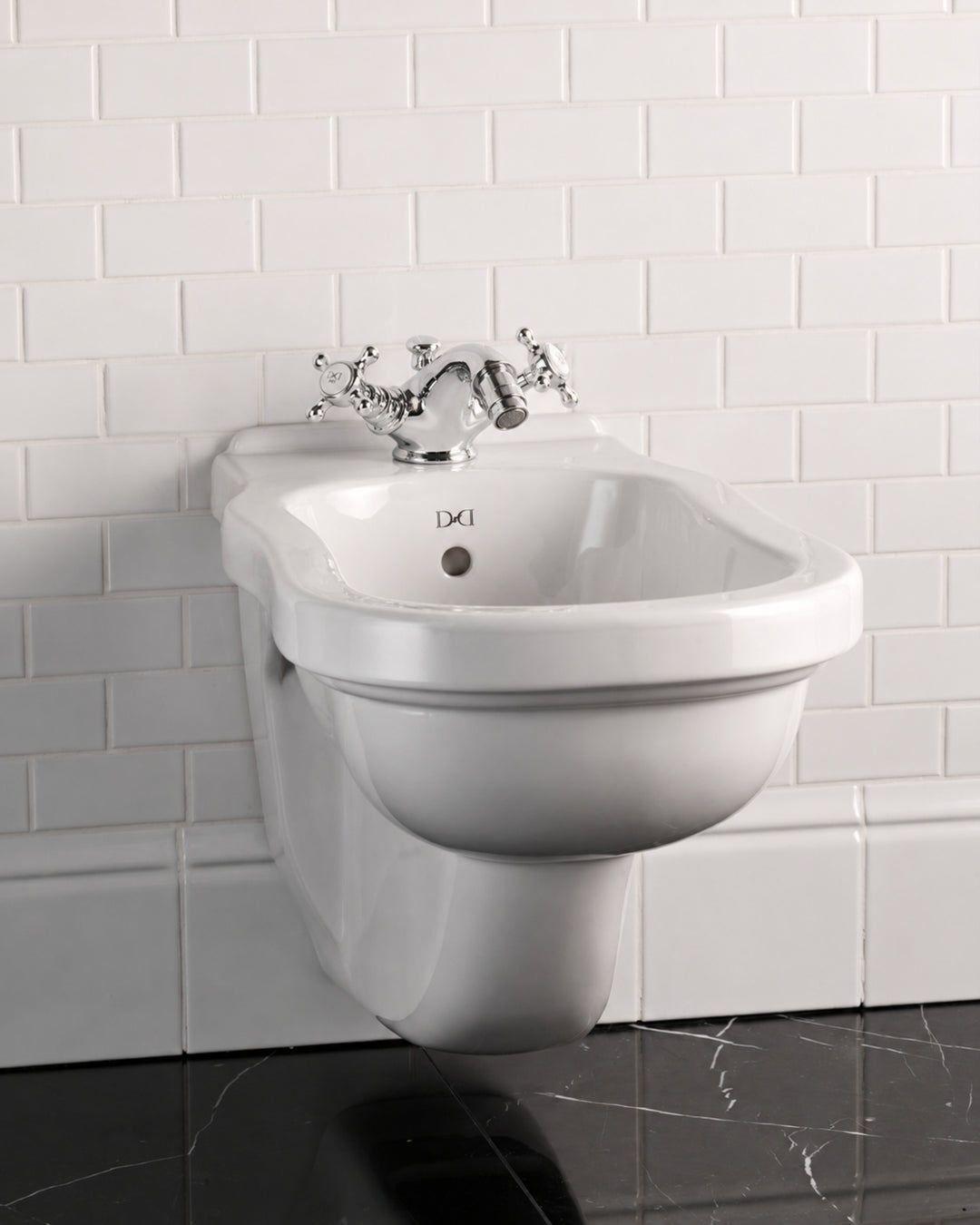 Blues væghængt bidet i hvid keramik fra Devon&Devon