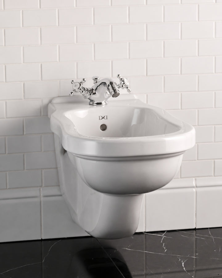 Blues væghængt bidet i hvid keramik fra Devon&Devon